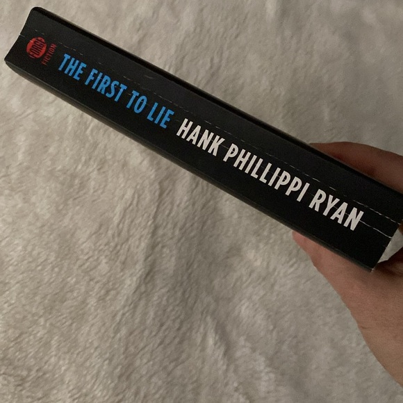 EUC Pocket Paperback book "The First to Lie” by Hank Phillippi Ryan - Picture 6 of 10